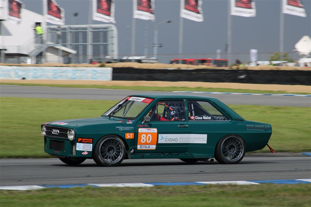 Claus Møller døjede rigtig meget med teknikken i den specialbyggede Audi 80, med en V6 motor med bi-turbo. Og det var netop den ene af disse turbo’er som gav problemer. Men lad os håbe at vi ser bilen igen senere på året.
(Foto: JJ Media)